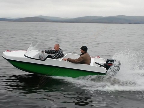 Моторная лодка с автомобильной компоновкой Легант-380 Авто
